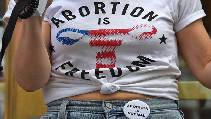 Más de 500 marchas en EU contra ofensiva para anular el derecho al aborto