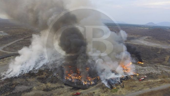 Diversas corporaciones de bomberos tardaron 10 horas en sofocar incendio en Múgica