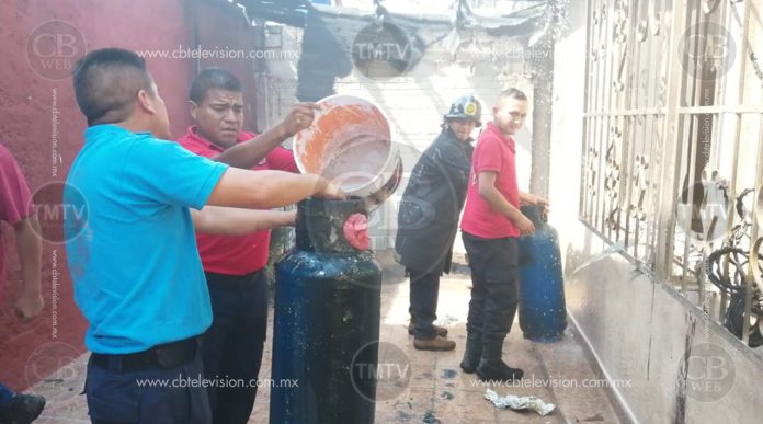 Explotan tanques por acumulación de gas