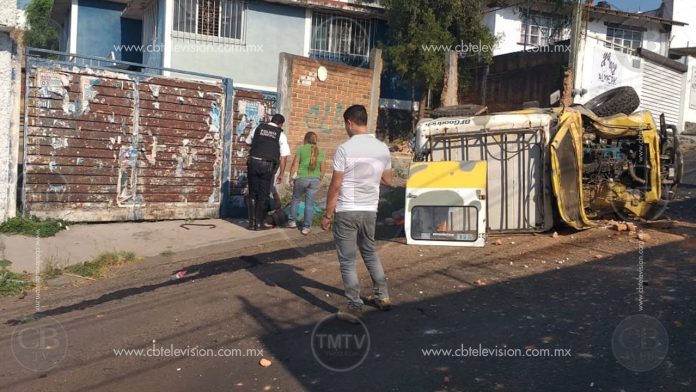 Vuelca un vehículo al quedarse sin frenos en la subida a Santa María