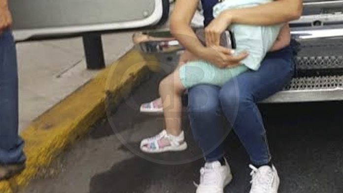 Moto arrolla a madre de familia y a sus niños