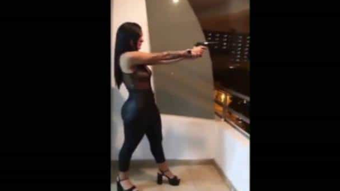 VIDEO: Mujer aterroriza al disparar desde un balcón