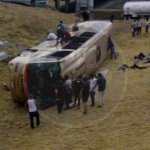 Un muerto y 26 lesionados deja volcadura de autobús en la pista de occidente