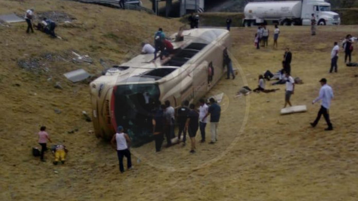 Un muerto y 26 lesionados deja volcadura de autobús en la pista de occidente