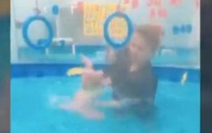 Video: Entrenadora de natación maltrata a bebé discapacitado