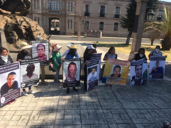 Madres de personas desaparecidas marchan en la ciudad de Morelia
