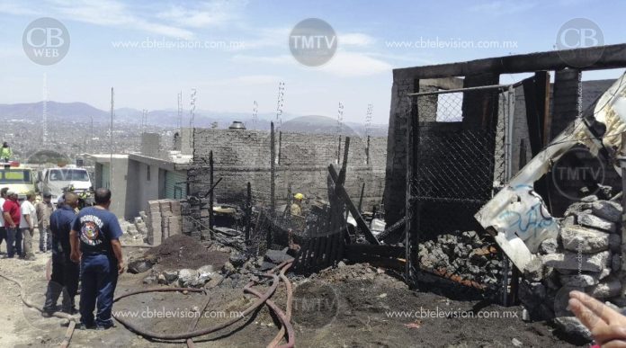 Dos perros calcinados y seis casas consumidas deja incendio en Morelia
