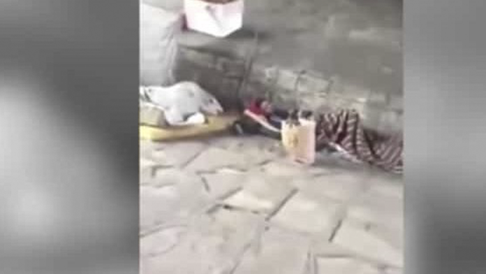 VIDEO (+18): Prenden fuego a dos indigentes, se burlan y huyen