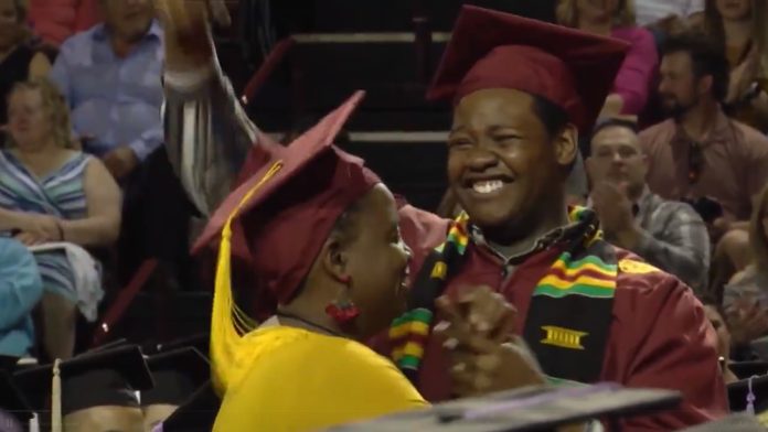 Madre e hijo se gradúan juntos de la Universidad