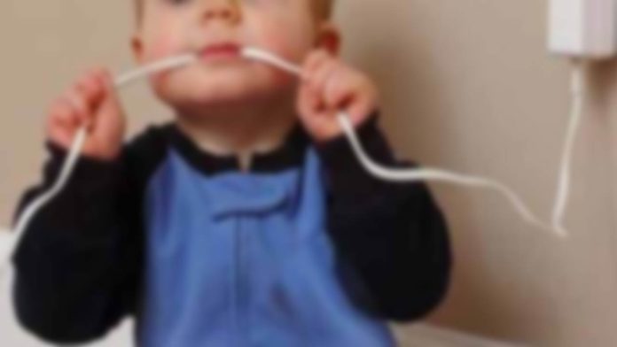 Niña fallece por chupar cargador de celular