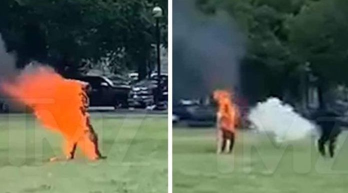 Hombre se prende fuego frente a la casa blanca