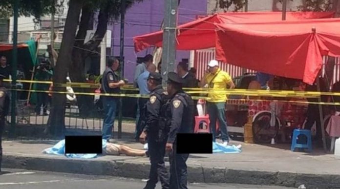 A plena luz del día hombre balea a su novia mientras comía tacos por un ataque de celos