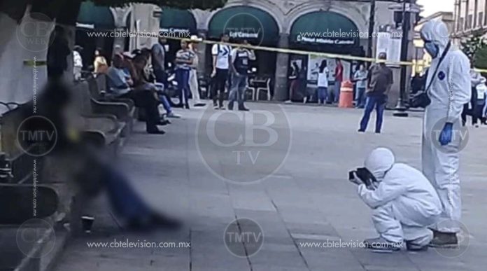 Ancianito indigente fallece sentado en Plaza de Armas en Morelia