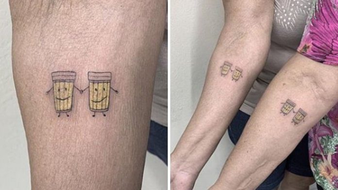 Abuelitas se tatúan unas cervezas para celebrar su amistad