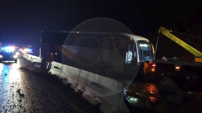 Fuerte accidente en la Morelia-Pátzcuaro: un autobús y dos tráileres los involucrados