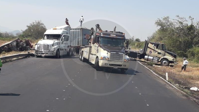 Chofer de tráiler queda lesionado en aparatoso accidente en la “Siglo XXI”