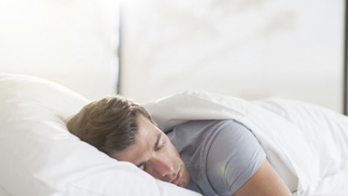Acostarte en tu cama con la ropa que usaste todo el día es lo peor que puedes hacer