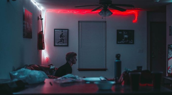 Joven denuncia a sus padres por instalar cámaras en su cuarto para que no se masturbe