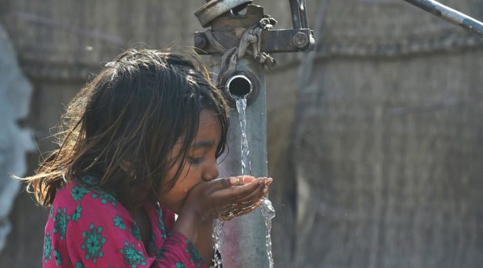 Estudiantes crean condensador de aire que produce agua potable