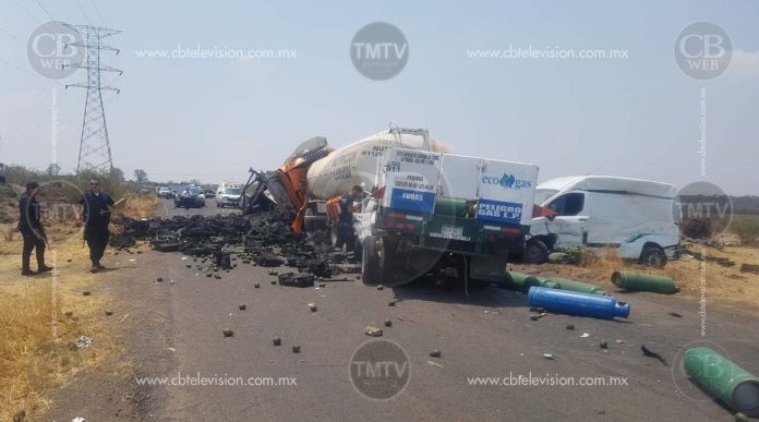 Dos muertos y un herido deja carambola entre camión aguacatero, pipa, camioneta de gas y vagoneta