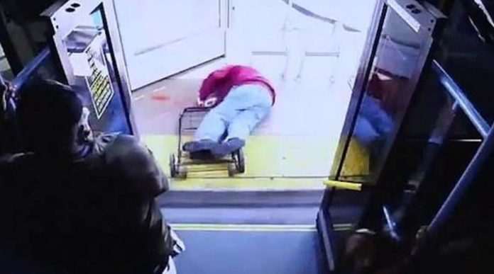 Por decirle que tratara bien a las personas, furiosa mujer avienta a un ancianito desde el autobús y muere
