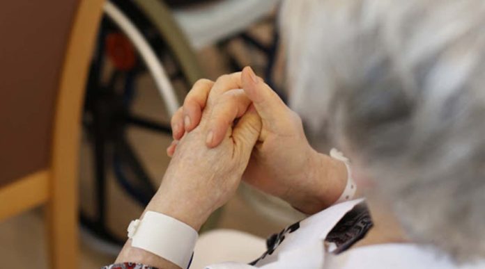 Anciana de 102 años de edad es acusada de asesinar a su compañera de cuarto en un asilo