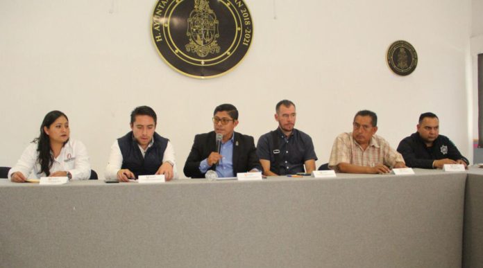 Eligen a Victor Manriquez presidente del Consejo Intermunicipal de Seguridad Pública Región Uruapan -Juan Manzo refrenda el compromiso de trabajar en plena coordinación con gobierno estatal y federal para restablecer ambiente de paz Uruapan, Mich; Jueves 09 de Mayo de 2019.- Nombraron al alcalde Victor Manuel Manriquez González, presidente del Consejo Intermunicipal de Seguridad Pública Región Uruapan, que fue instalado con el objetivo de fortalecer la coordinación y establecer un ambiente de paz en los siete municipios que conforman esta zona, en la que además de la Perla del Cupatitzio está Ario de Rosales, Los Reyes, Paracho, Tacámbaro, Taretan y Ziracuaretiro. En la sesión de instalación, también se eligió al alcalde de Paracho, José Manuel Caballero Estrada, secretario ejecutivo de este Consejo, que entre sus funciones se encargará de proponer a los Ayuntamientos políticas públicas y lineamientos municipales materia de seguridad pública, promover acciones de coordinación con las diversas instancias vinculadas con este tema prioritario. También tendrá la posibilidad de fomentar la participación de los distintos sectores de la ciudadanía en las tareas de planeación, programación, supervisión y evaluación, a través de las unidades de consulta y participación de la comunidad, así como proporcionar información requerida por el Secretariado Ejecutivo, entre otras funciones. En representación del alcalde de Uruapan participó el secretario de Planeación, Miguel Ángel Cervantes Molina, quien destacó la conveniencia de atender el tema de seguridad con una visión regional, al considerar que este tipo de asuntos deben tratarse de manera coordinada y no de manera aislada para dar mejores resultados. Indicó que este Consejo Intermunicipal también permitirá potenciar la capacidad de respuesta de las fuerzas policiales y también ayudará a los municipios a enfrentar de mejor manera las carencias económicas que registran. En ese sentido, remarcó que “es necesario asumir las ventajas cualitativas que hay en la región para afrontar los problemas cuantitativos”. En representación del Secretariado Ejecutivo del Sistema Estatal de Seguridad Pública participó el Coordinador Jurídico, José de Jesús Cerpa. Más temprano, en el marco de la Mesa de Seguridad y Justicia de Uruapan que se llevó a cabo, el secretario del Ayuntamiento, Juan Daniel Manzo Rodríguez, refrendó la disposición del Gobierno Municipal para trabajar de manera conjunta con la federación y la administración estatal. Especificó que habrá total coordinación con Rafael Servín Maldonado, quien este día fue presentado como Jefe Regional del Gobierno Estatal. Dicho funcionario es el enlace de las distintas dependencias del gobierno estatal con los municipios de esta zona.
