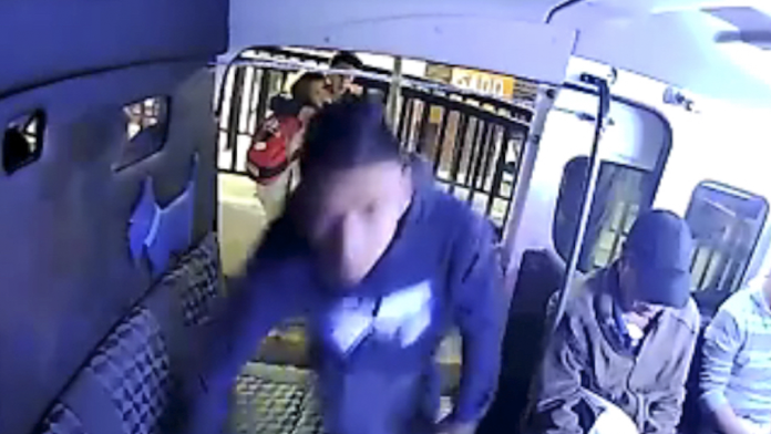 VIDEO: “Te veo en el cantón”, le dice asaltante al chófer de una combi  