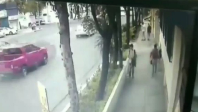 VIDEO: En menos de un minuto, pandilla asalta a joven en la CDMX