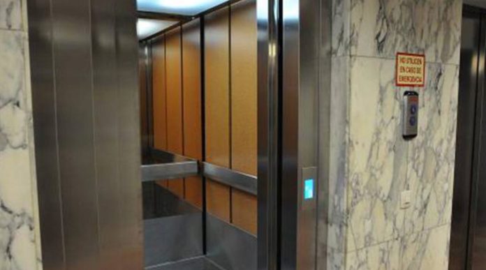 Mujer muere decapitada en un ascensor por sus audífonos