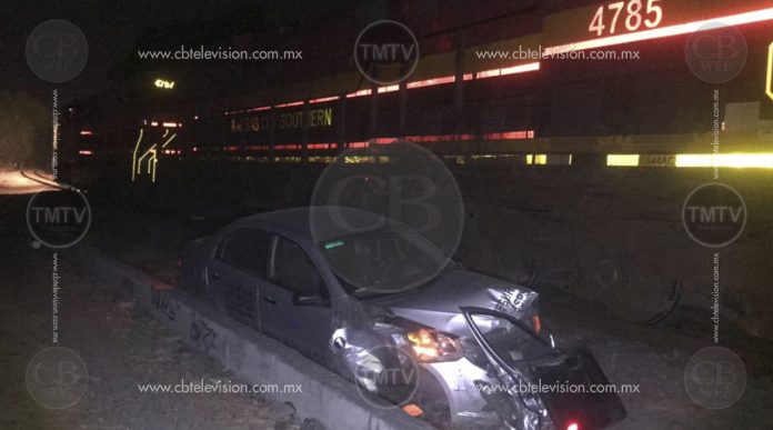 Por ganarle el paso al tren automovilista es embestido en Morelia