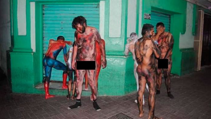 Desnudos y pintados de “Avengers” los obligan a caminar en el centro de Tamaulipas