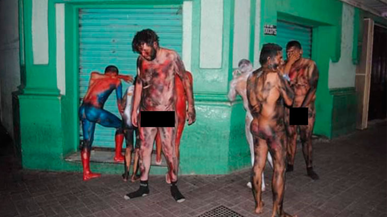 Desnudos y pintados de “Avengers” los obligan a caminar en el centro de Tamaulipas Desnudos y pintados de “Avengers” los obligan a caminar en el centro de Tamaulipas