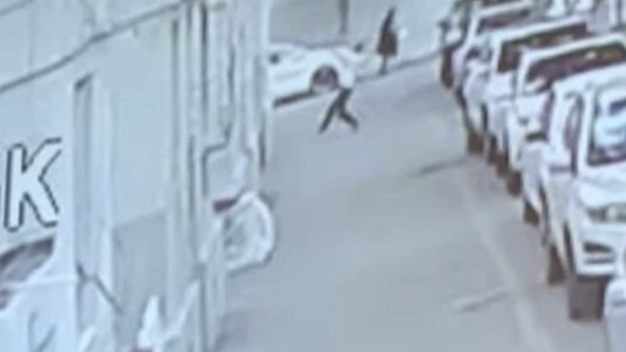 VIDEO: Salva a bebé que caía de un edificio