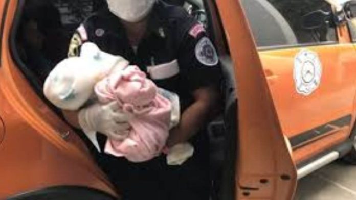 Padres salen del hospital y olvidan a recién nacido en un taxi