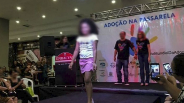 Polémico desfile: organizan pasarela para dar niños en adopción