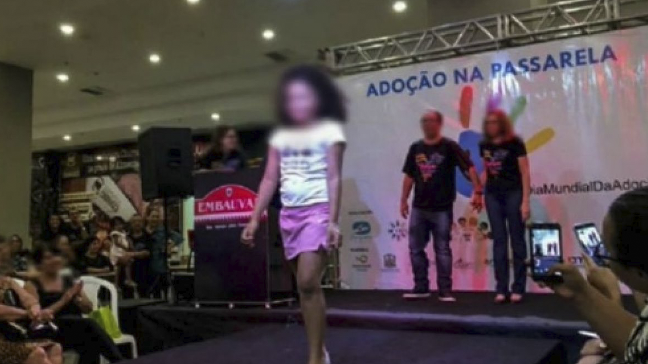 Polémico desfile: organizan pasarela para dar niños en adopción Polémico desfile: organizan pasarela para dar niños en adopción