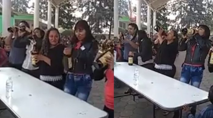 ¡Fondo, fondo!: Con concurso de caguamas festejan a las mamás en su día