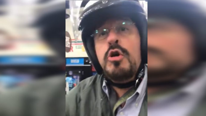 VIDEO: Hombre intenta golpear a cajera por no tener cambio