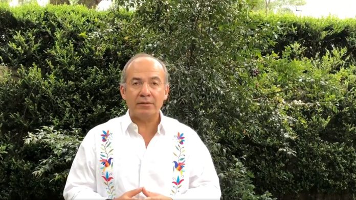 Con camisa de manta y con el canto de los pájaros de fondo, Calderón invita a conocer su partido