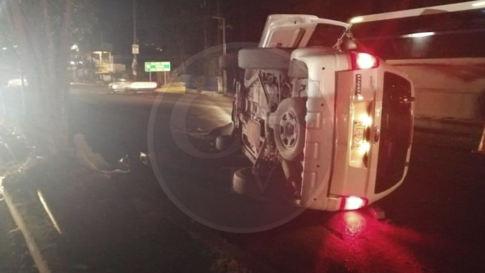 Chocan dos vehículos y uno vuelca en la  Avenida Camelinas