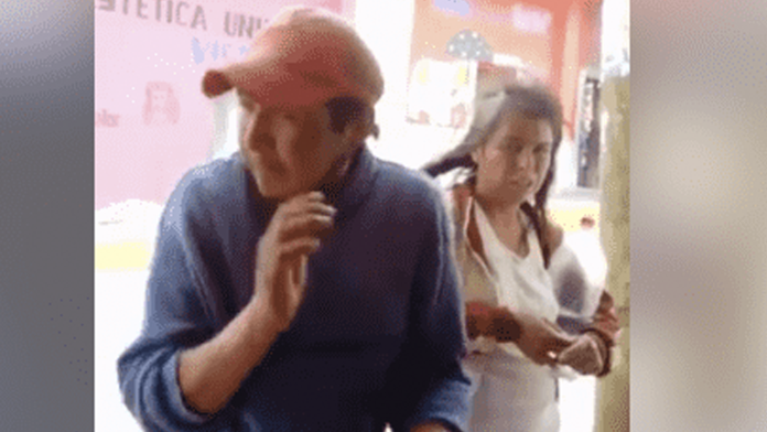 VIDEO: Sujeto golpea a anciana a cambio de comida