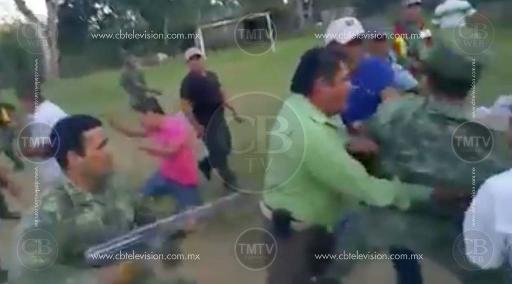 Pobladores intentan retener a militares; tras varios balazos desisten