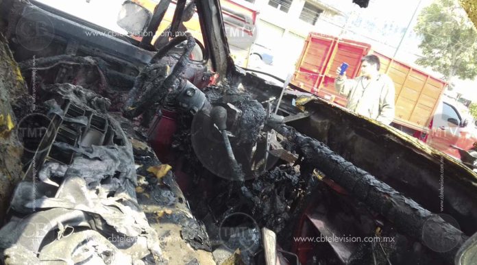 Se incendia camioneta por falla eléctrica en Zitácuaro