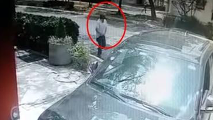 VIDEO: Asaltan a mujer en la puerta de su casa en la CDMX