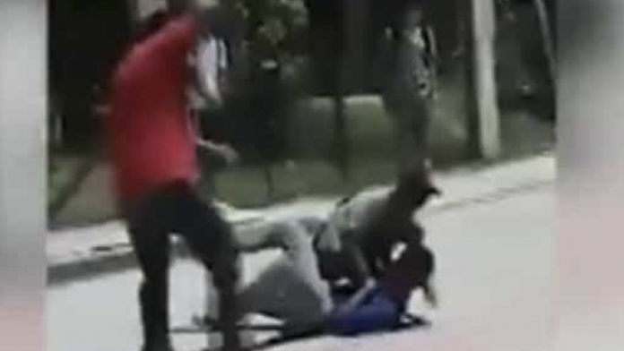 VIDEO: Maestro detiene pelea entre alumnos a cinturonazos