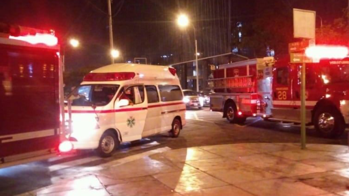 Rocía con gasolina a su esposa y le prende fuego
