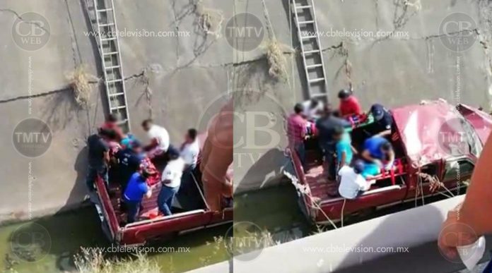 Camión que transportaba a 12 personas choca y cae a canal de aguas negras