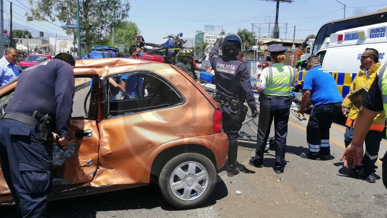Motopatrullero y automovilista heridos tras choque sobre Av. Madero Poniente