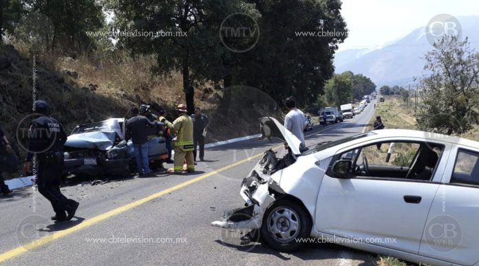 Hombre queda prensado al protagonizar aparatoso choque en Chilchota